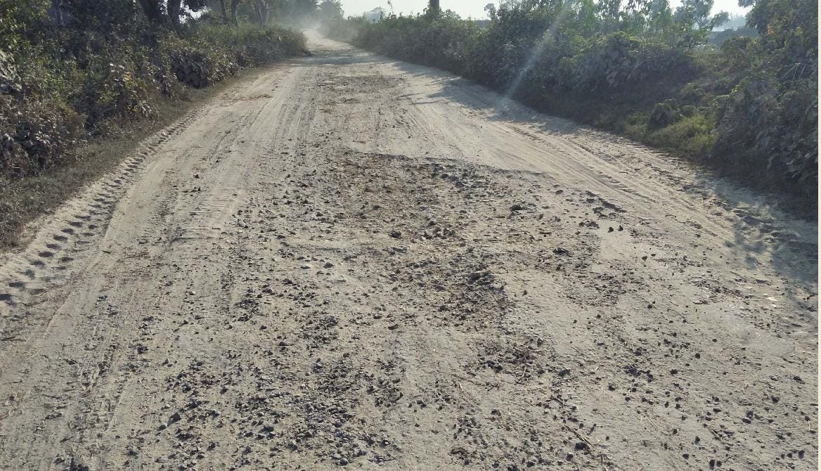...कब मिलेगी तराई की 50 हजार आबादी को जर्जर सड़क के गड्ढों से मुक्ति