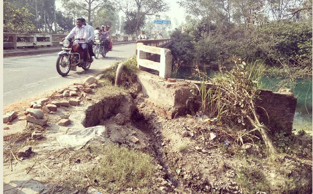 तीन दिन बाद भी दुरुस्त नहीं हो सकी जल निगम की पाइप लाइन