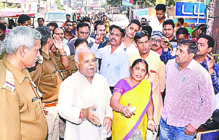 सभासदों ने अधिकारी और कर्मचारियों के कार्यशैली पर जताया आक्रोश