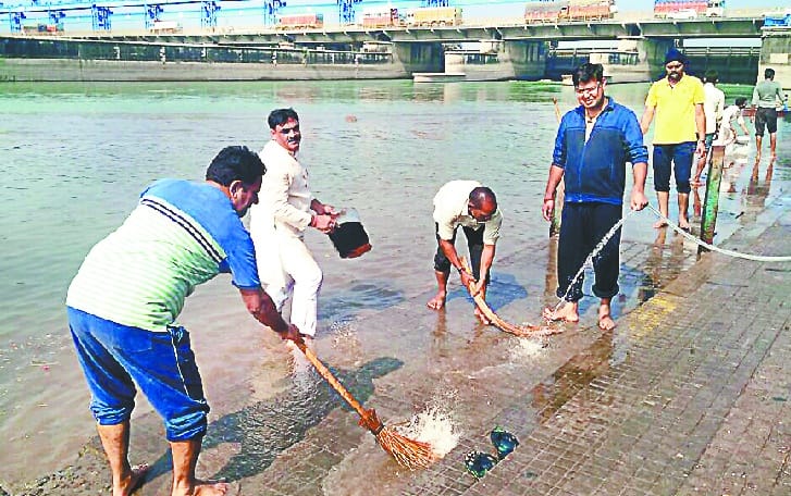 Together with Ganga Barrage Cleaning