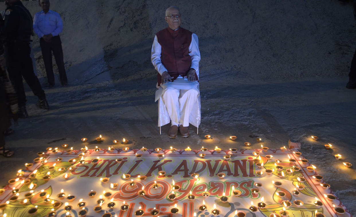 lal krishna advani celebrate birthday in very simple way at varanasi
