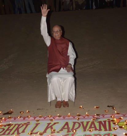 lal krishna advani celebrate birthday in very simple way at varanasi