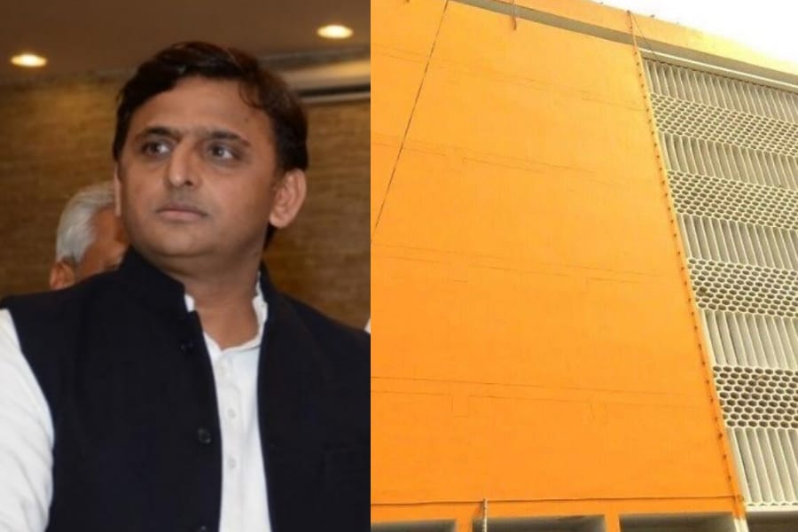 akhilesh yadav comments on new colour paint of UP CM office.