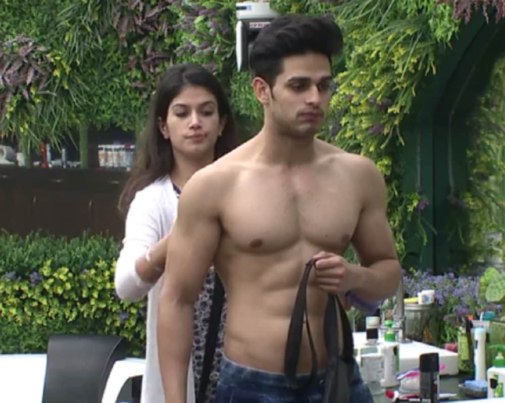 Bigg Boss 11 Contestant Puneesh Sharma and Bandgi Kalra Kiss Each Other In Bed