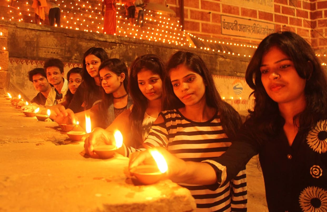 वैश्य महासभा महिला प्रकोष्ठ ने बांटे 11हजार दीपक