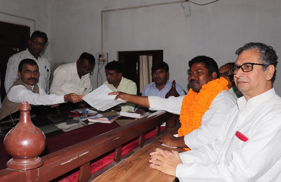 कांग्रेस के धरमराज समेत मेयर के लिए छह नामांकन