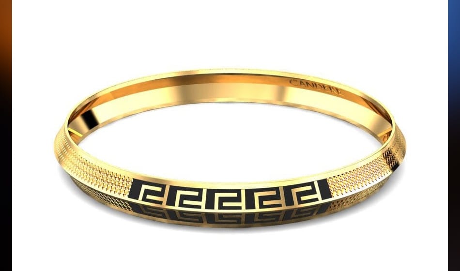 thief cut golden bangle from a man hand