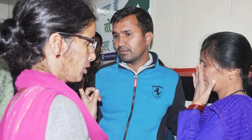बच्चों को कराहता देख छलक गए परिजनों की आंखों से आंसू