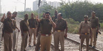 father scold so two sisters committed sucide in front train