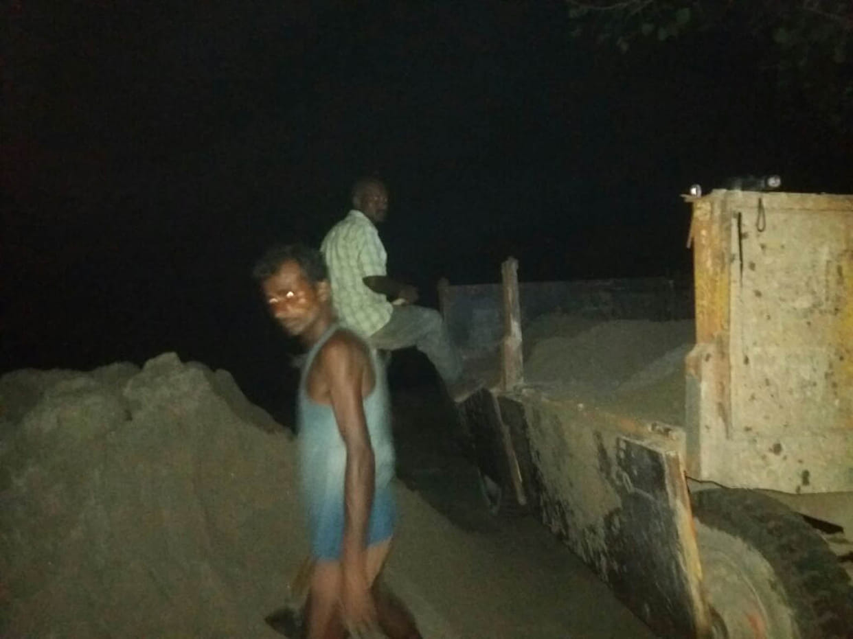 रात में हो रहा अवैध बालू खनन