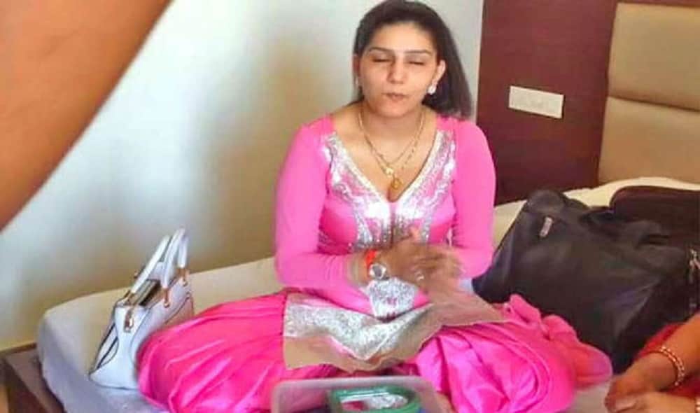 Truth Behind Viral Photos Of Bigg Boss 11 Contestant Sapna Chaudhary  Arrest At Fatehabad Hotel