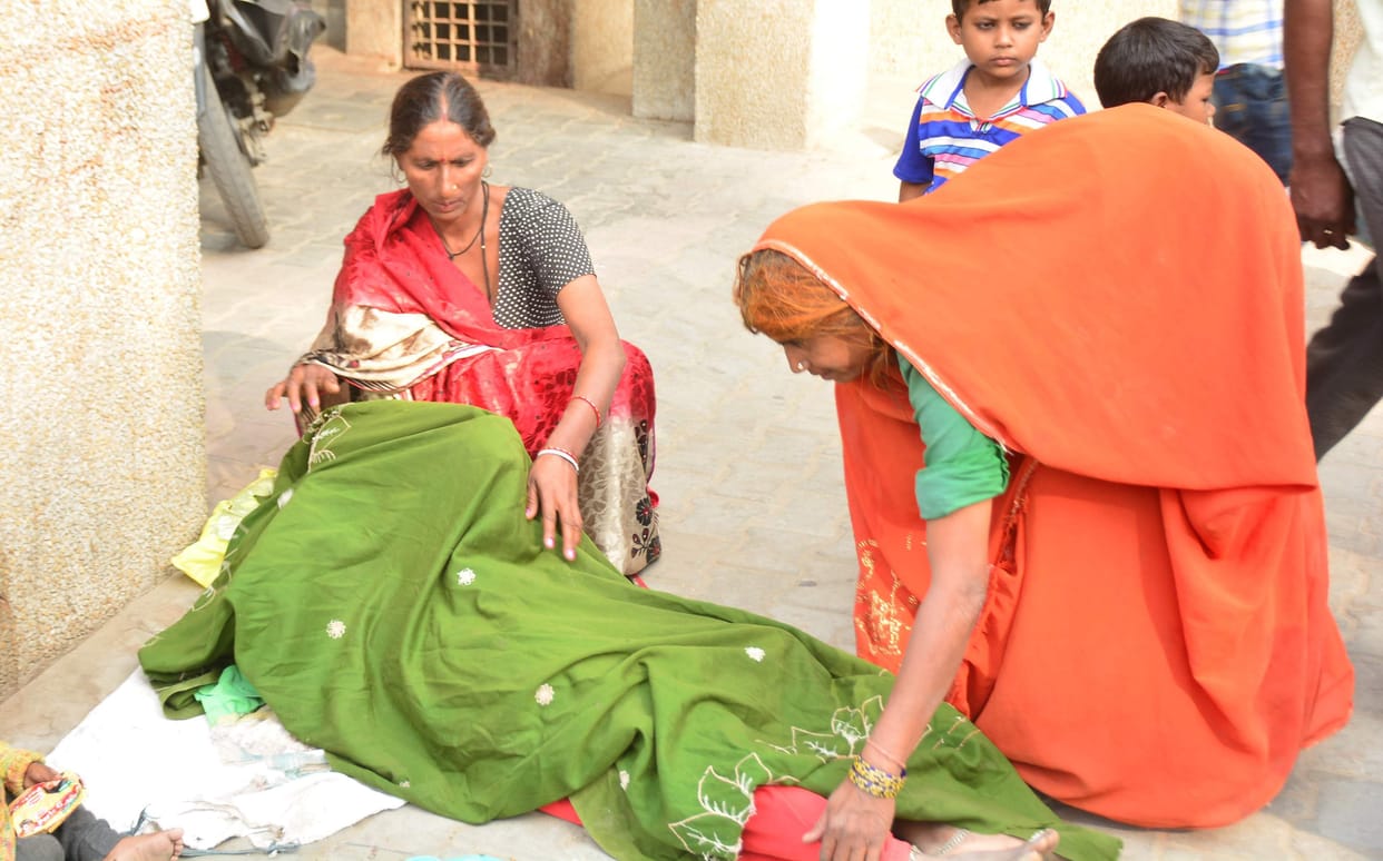 daroga ne mahila ke pate per mari laat