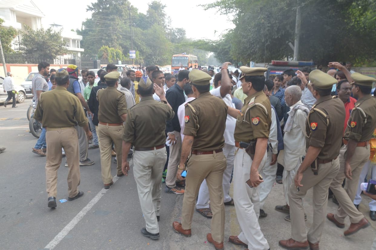 टिकट कटने से भड़के कांग्रेसी,  हंगामा