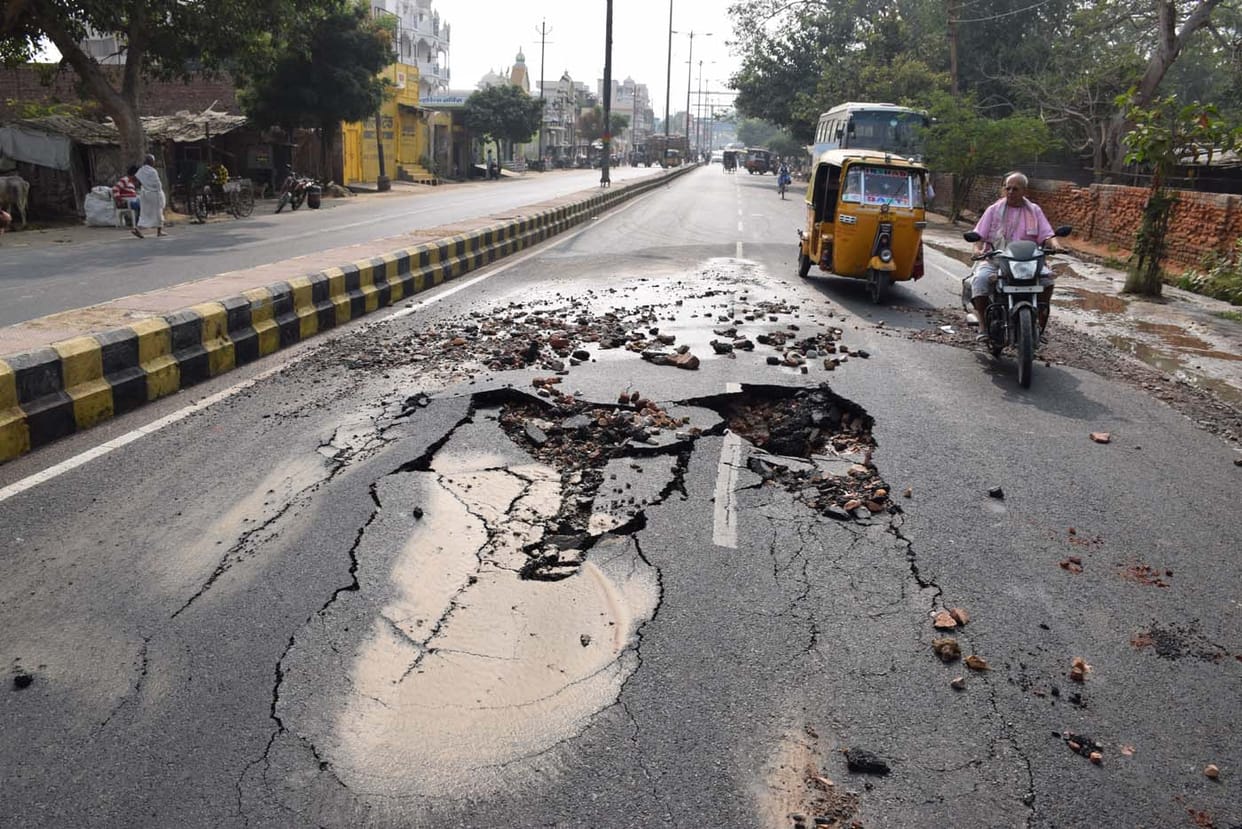 सीवर लाइन क्षतिग्रस्त, सड़क धंसी