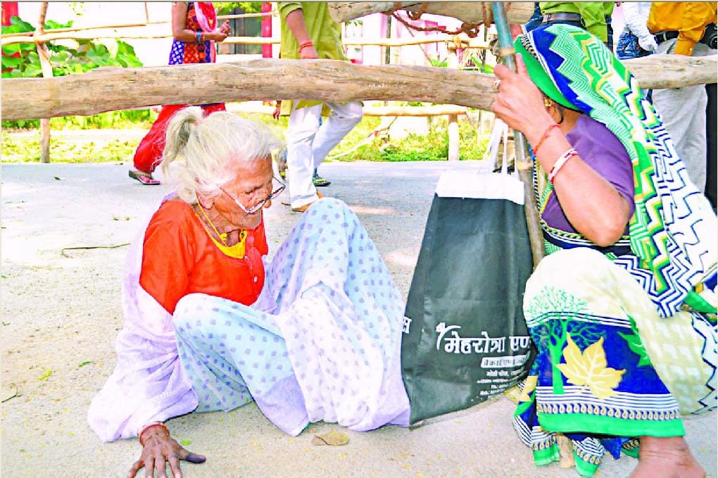 80 साल की वृद्ध शरबती कंपकपाते हुए पहुंची ट्रेजरी
