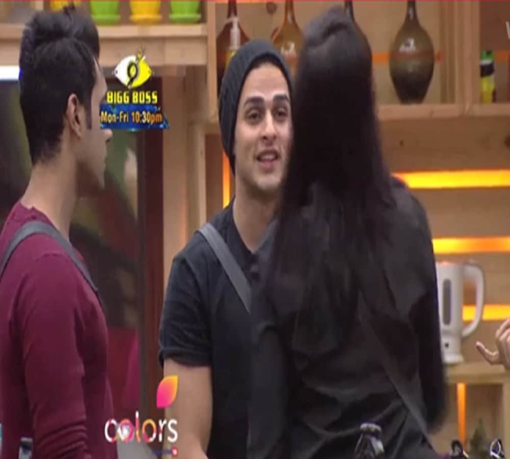 bigg boss 11 priyank sharma misbehaved with arshi khan again 