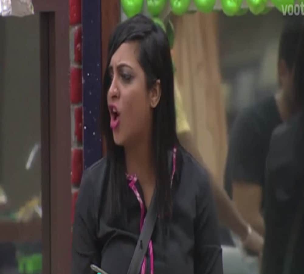 bigg boss 11 priyank sharma misbehaved with arshi khan again 