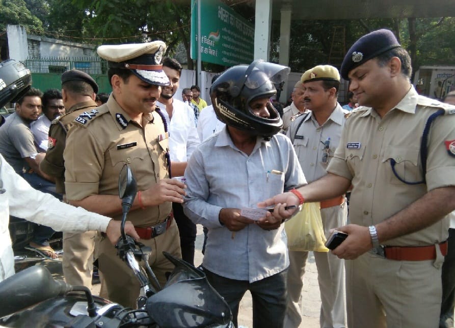 हेलमेट पहनने वालों को पुलिस ने खिलाया चाकलेट