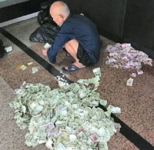  A Beggar from china earn 1 lakh per month