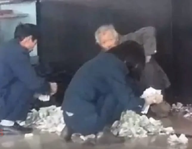  A Beggar from china earn 1 lakh per month