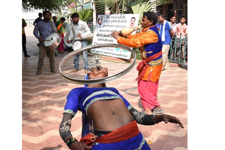artist perform  during a nomination of a candidate for civic poll.
