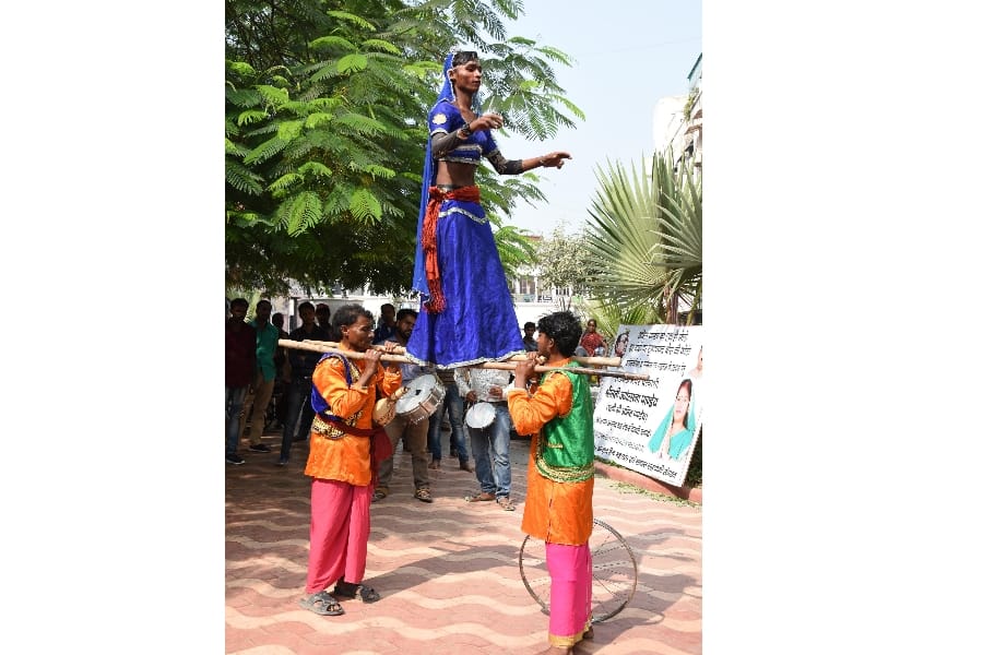 artist perform  during a nomination of a candidate for civic poll.