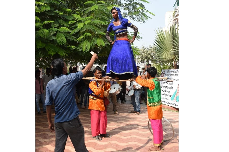artist perform  during a nomination of a candidate for civic poll.