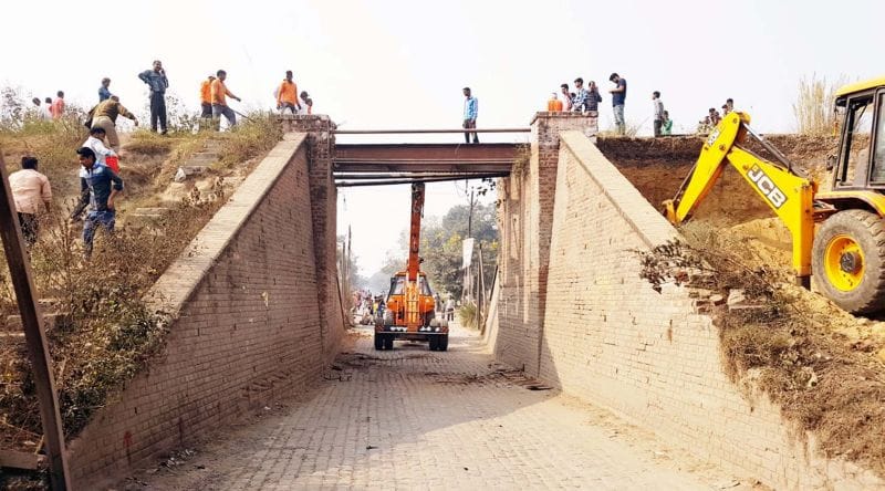 रेलवे प्रशासन ने ध्वस्त किया अंडर पास