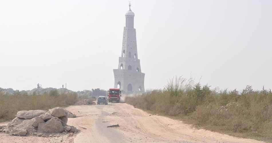roads are bad on the way of fateh burj chapparchiri, indias highest building