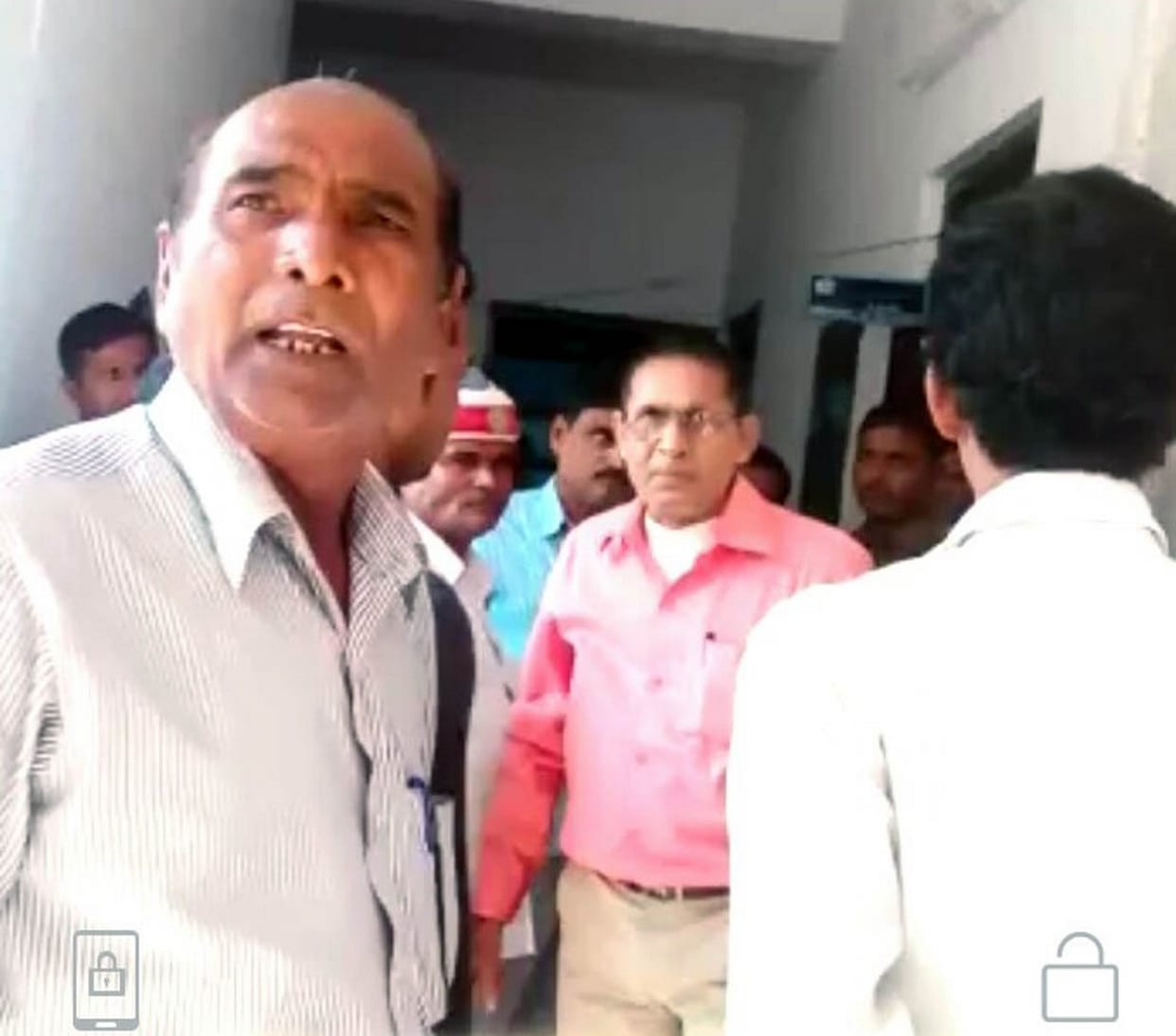 वेतन बिल पर हस्ताक्षर को लेकर तहसीलदार से भिड़े अमीन