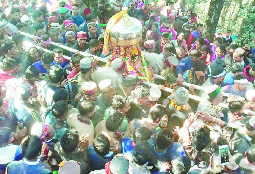 पारंपरिक वाद्य यंत्रों पर नाचते गाते निकली बड़ादेव विष्ण मतलोड़ा की जलेब