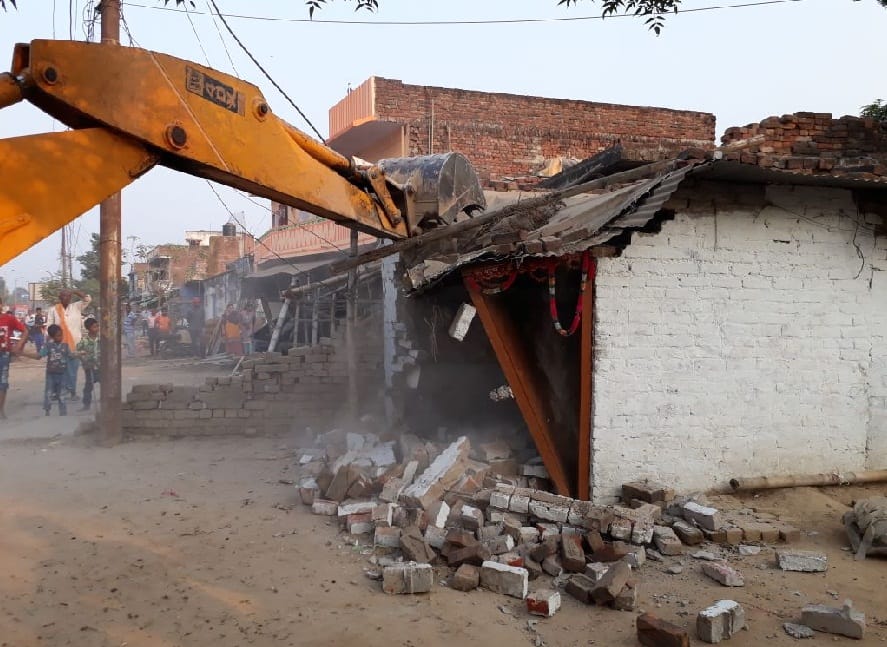 फोटो    स्थायी अतिक्रमण पर चला नगर निगम का बुलडोजर