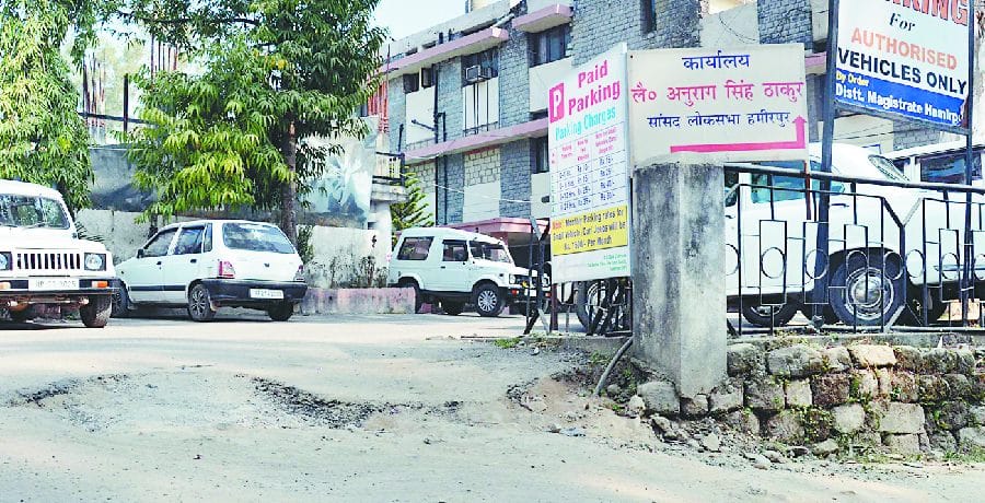 सीवरेज लाइनों को ठीक करने के लिए उखाड़ी सड़कें नहीं हुई दुरुस्त