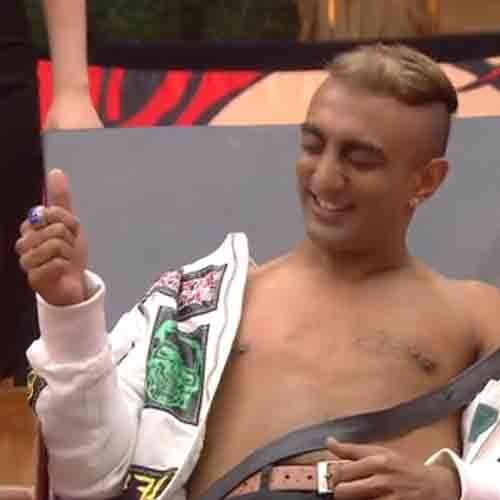 bigg boss 11 salman said some funny words for aakash dadlani during waxing task