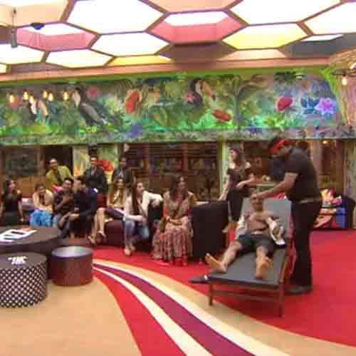 bigg boss 11 salman said some funny words for aakash dadlani during waxing task