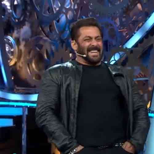 bigg boss 11 salman said some funny words for aakash dadlani during waxing task