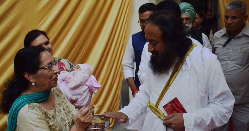 Sonam Kapoor & Alia Bhatt SLAM Sri Sri Ravi Shankar on his statement