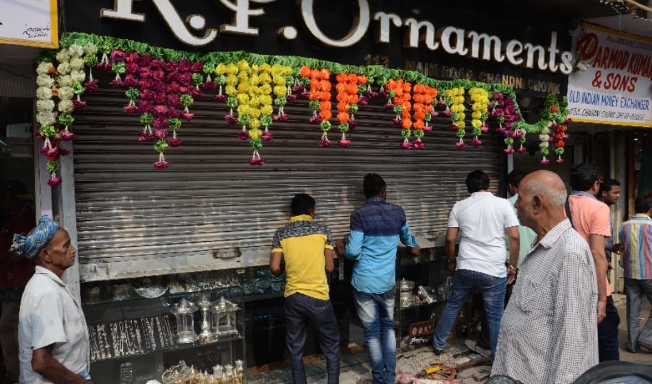 theft in chandni chouk, clothes  and jewelries worth of crore rupees stolen 