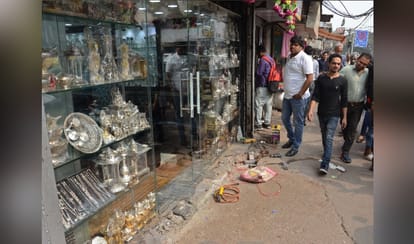 theft in chandni chouk, clothes  and jewelries worth of crore rupees stolen 