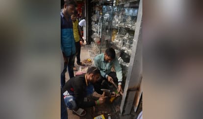 theft in chandni chouk, clothes  and jewelries worth of crore rupees stolen 