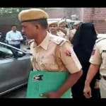 सुनवाई के लिए कोर्ट में जाती आरिफा