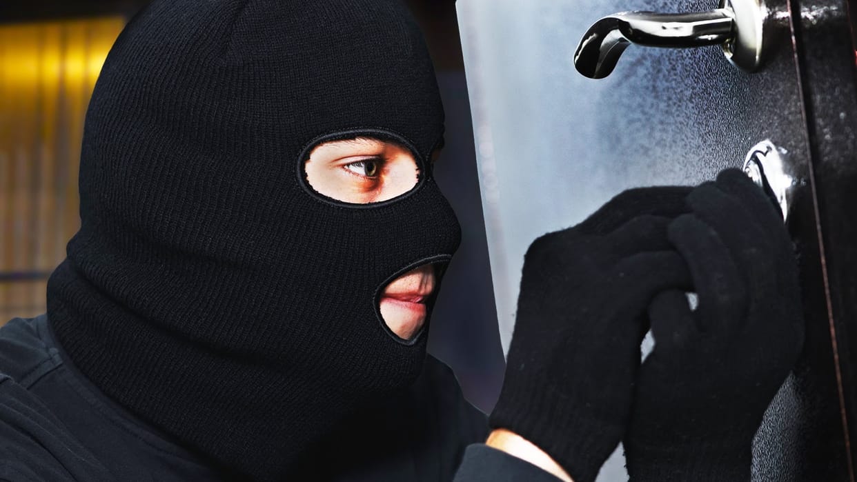 Theif active in winters, steal in two temples and shops in one night