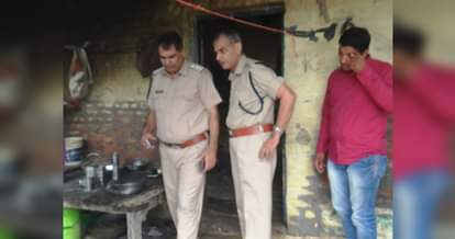 जागसी में घटना स्थल का मुआयना करते डीएसपी राजीव देशवाल व थाना प्रभारी वीरभान दहिया। 