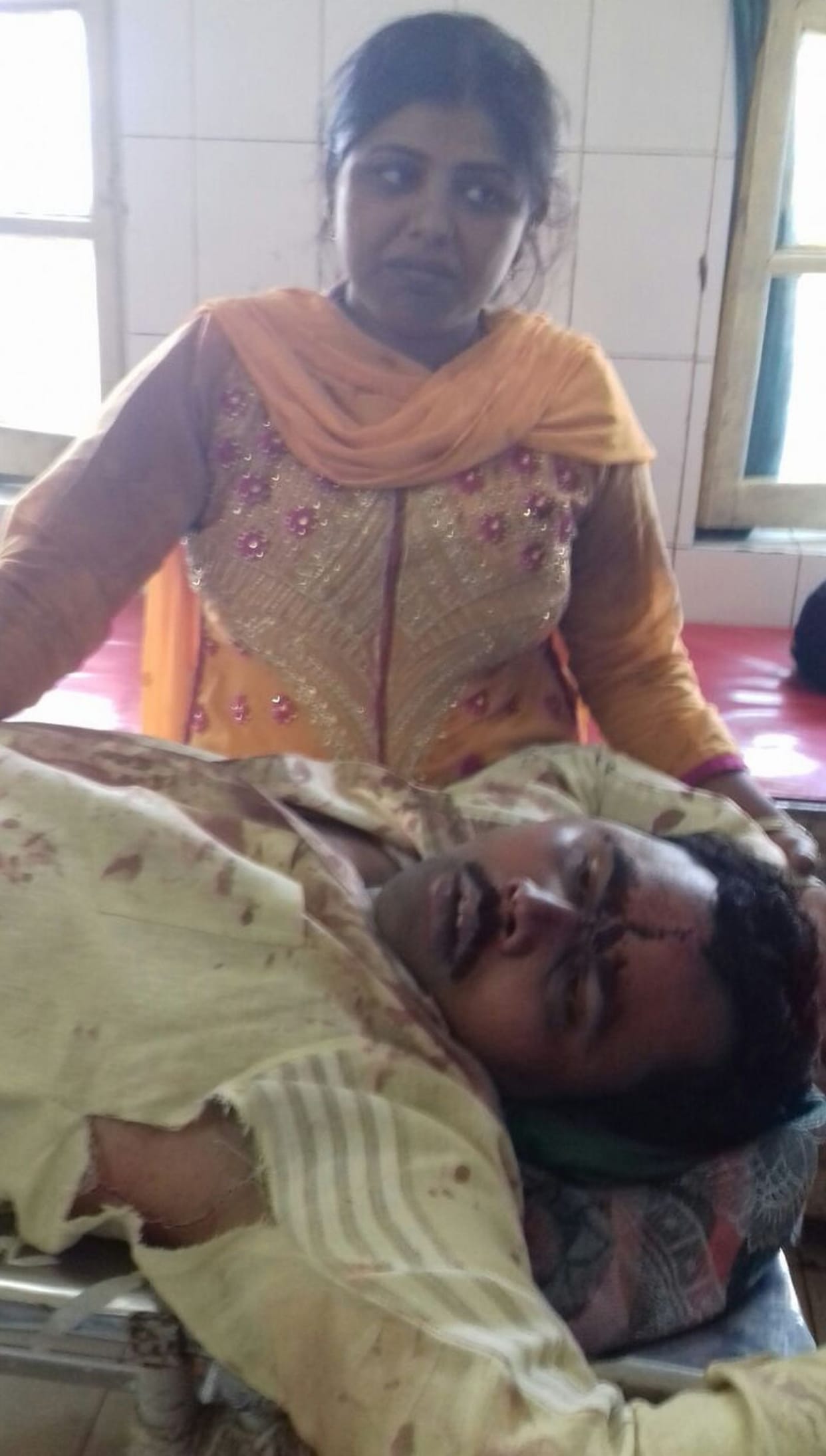 गोकशी का विरोध करने पर दंपति पर जानलेवा हमला