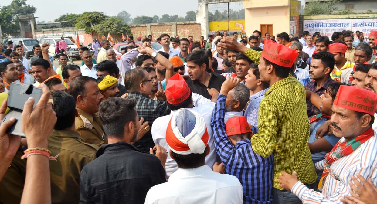 भाजपा-सपा कार्यकर्ताओं में नोकझोंक से पुलिस के हाथ-पैर फूले