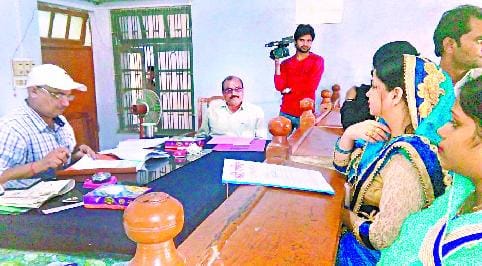 चार नगर पंचायतों में अध्यक्ष पद के छह पर्चे दाखिल