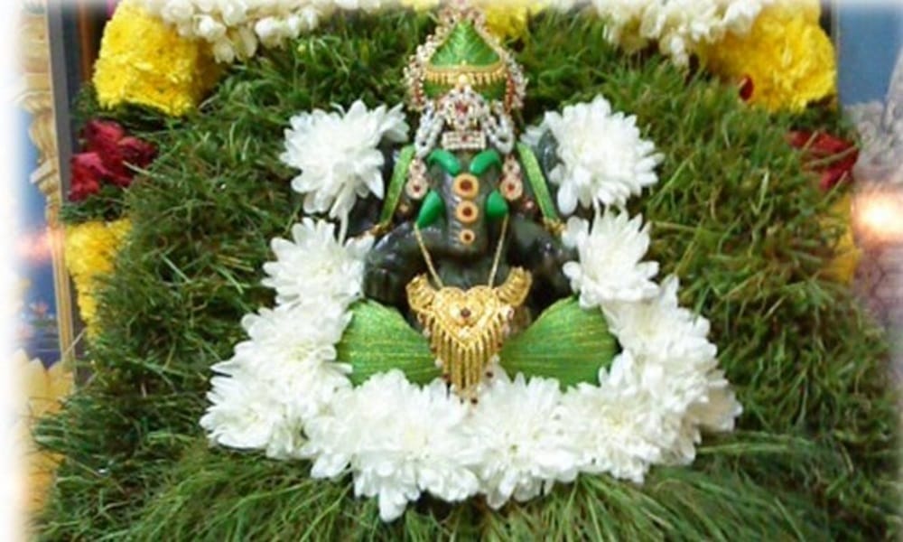 these four things offer to Lord Ganesha for avoid problems 
