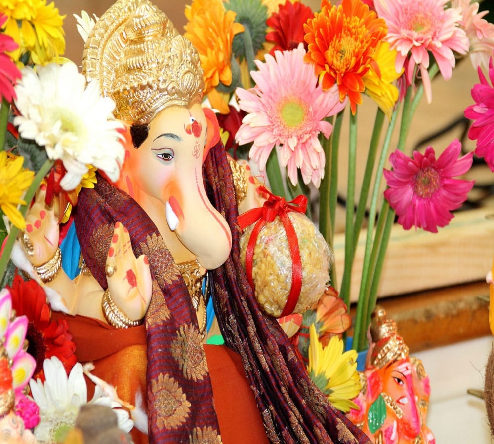 these four things offer to Lord Ganesha for avoid problems 
