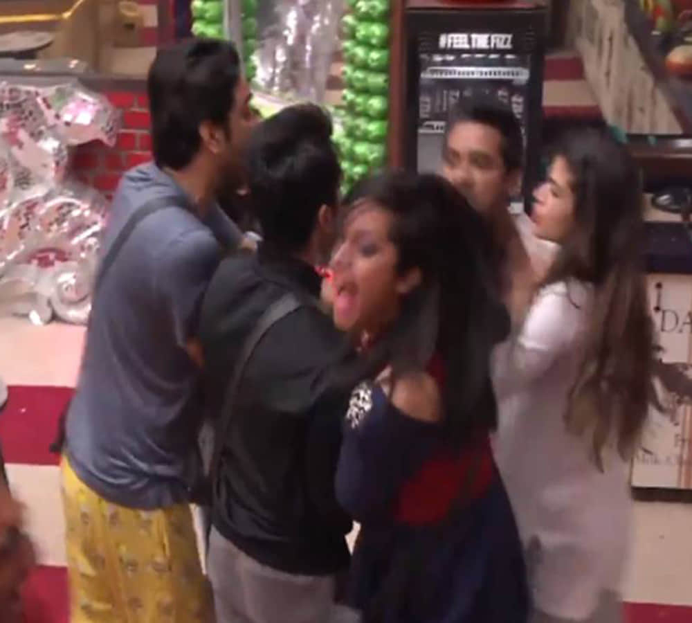 Priyank Sharma says that Akash Dadlani discussed Benafsha Soonawalla unhygiene