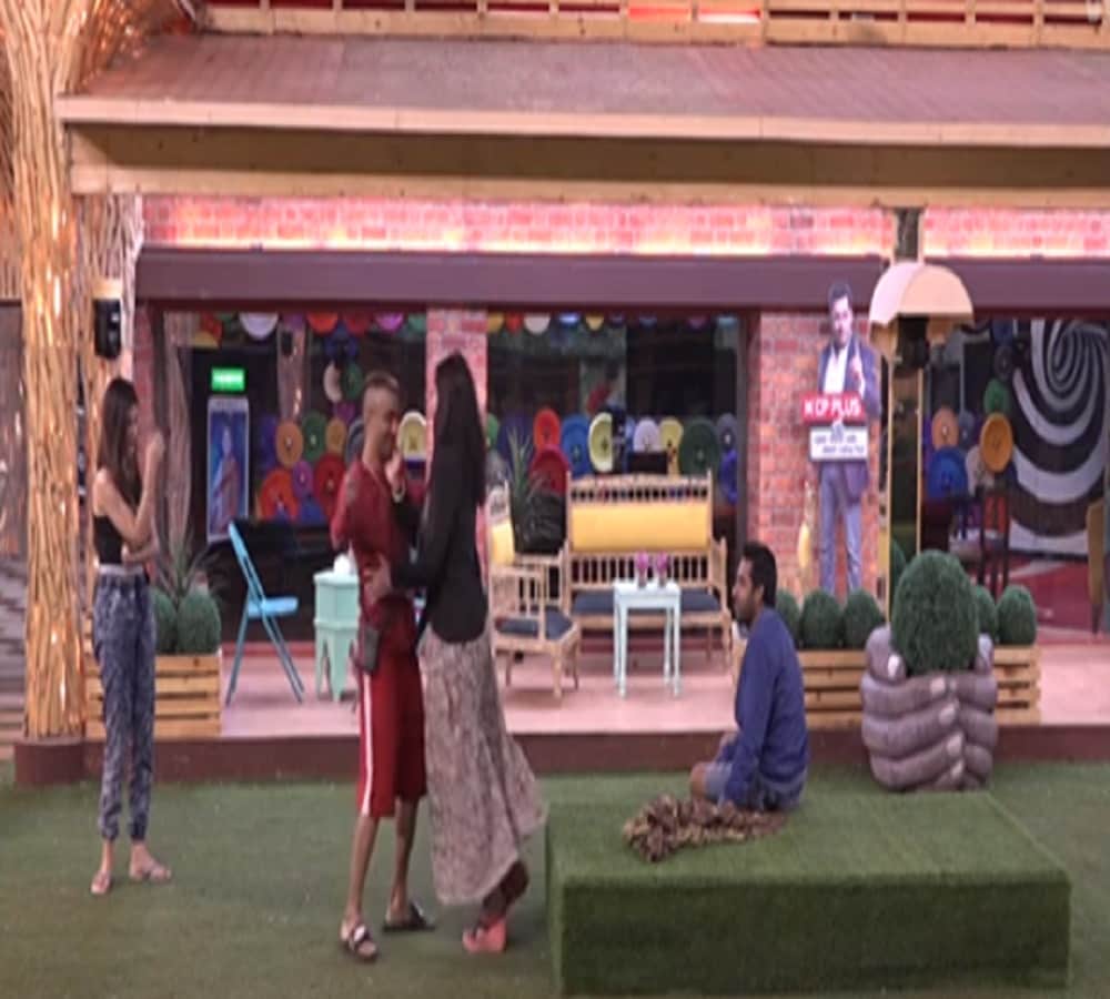  arshi khan ready to expose cleavage before puneesh and akaash in bigg boss 